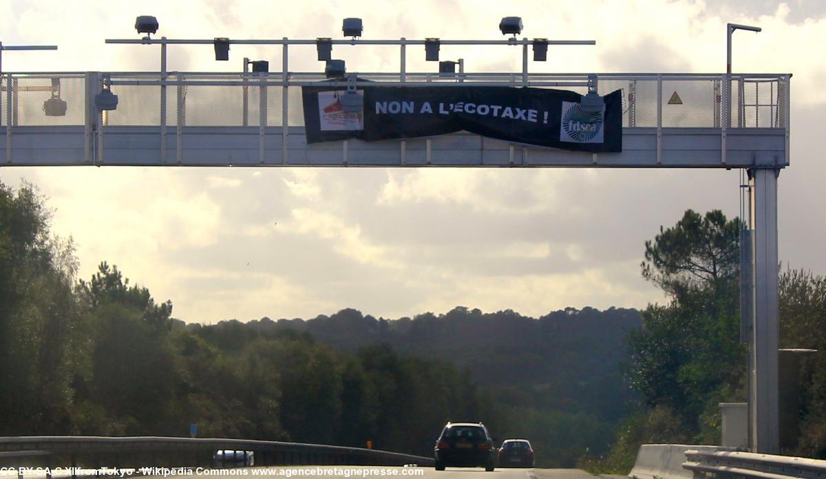 Portique pour la perception de l'écotaxe sur la RN 24 à Bignan (Morbihan) - 5 octobre 2013