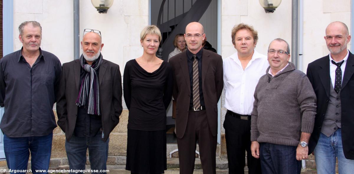 Le bureau de Breizh Europa : De gauche à droite : Frank Darcel, Eric Leost, Caroline Ollivro, jean-Marc Lucas, Gwenole Guiomard, Denis Pichon Leroy,  Lionel Cléret (devant le club de presse de Rennes et Bretagne le 23 octobre 2013)