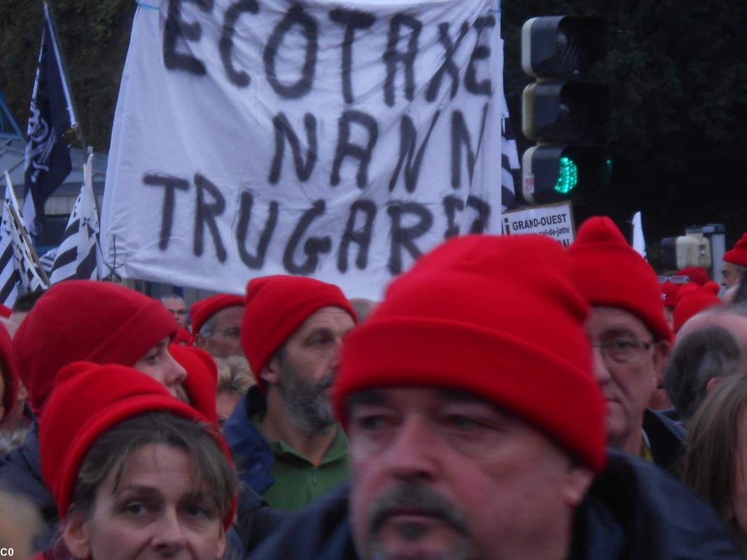 Slogan en breton (non merci) rappelant la lutte de Plogoff (nucléaire, non merci). Quimper 2/11/13