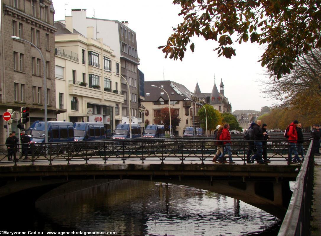 13 h 52 en approchant du lieu du rassemblement. Police devant Ouest France et CG29. Bonnets Rouges Quimper 2 nov. 2013.