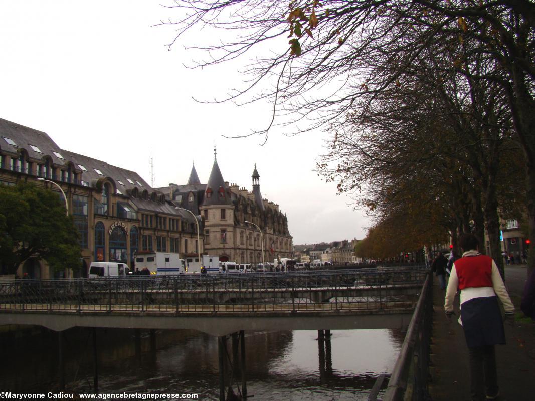 14 h CRS devant préfecture. Bonnets Rouges Quimper 2 nov. 2013.