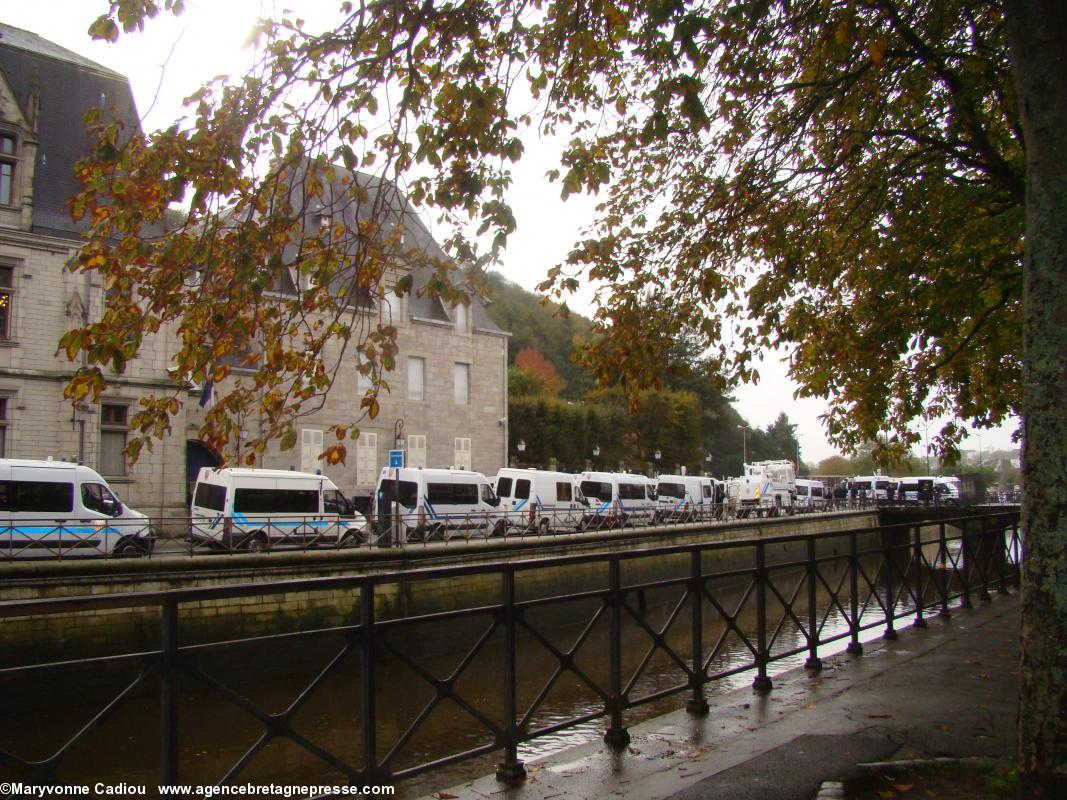 14 h CRS devant préfecture. Bonnets Rouges Quimper 2 nov. 2013.