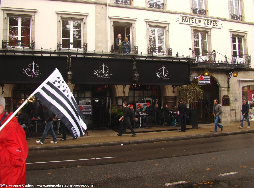 14 h. Devant le café de l’Épée on prend son temps. Bonnets Rouges Quimper 2 nov. 2013.