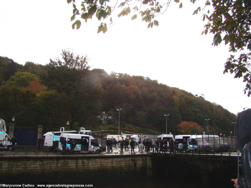 14 h Blocage du pont d’accès à la place de la Résistance près de la préfecture. Bonnets Rouges Quimper 2 nov. 2013.