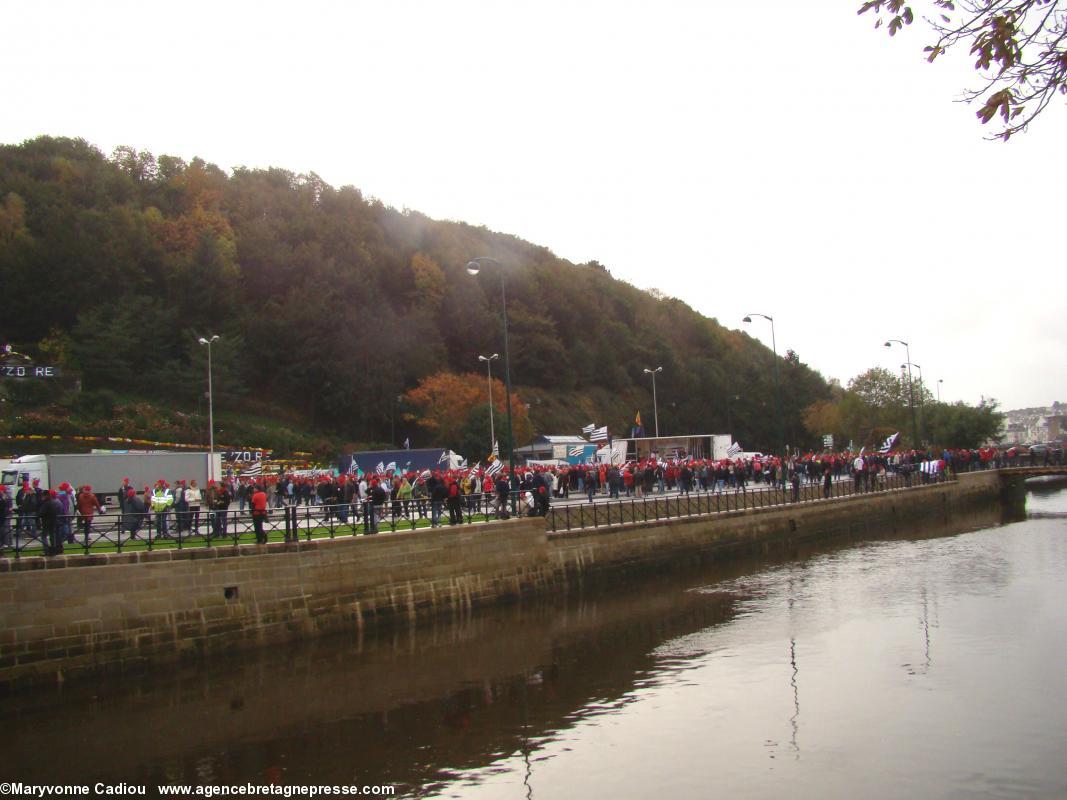 14 h. La place de la Résistance se remplit. Bonnets Rouges Quimper 2 nov. 2013.