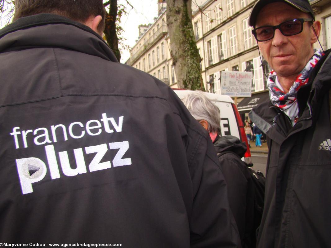 Les interviews vont bon train sur le quai de l’Odet. Ici le site web de France 3 à 14 h.. Bonnets Rouges Quimper 2 nov. 2013.