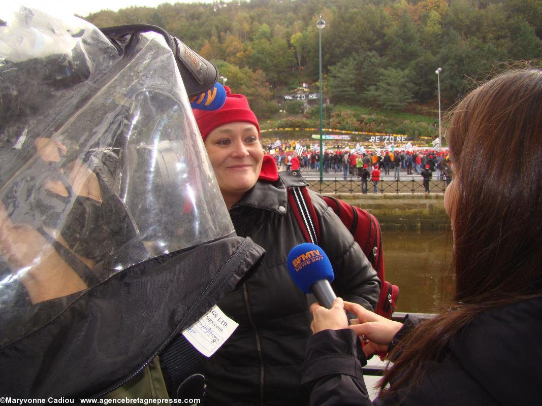 14 h 04. Interview pour BFMTV. Bonnets Rouges Quimper 2 nov. 2013.