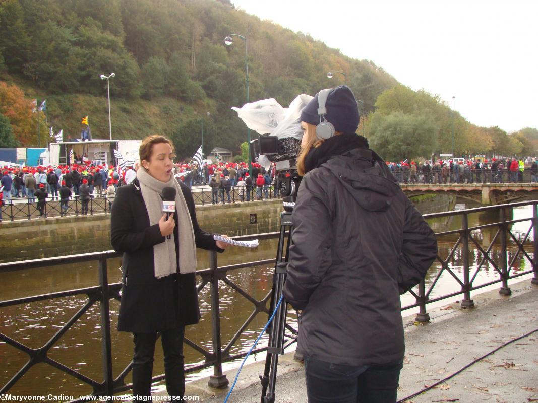 14 h 05. Reportage pour LCI. Bonnets Rouges Quimper 2 nov. 2013.