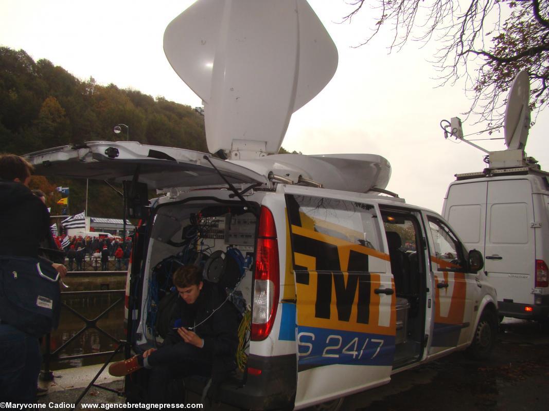 14 h 05. La presse est stationnée sur le quai face à la place. BFMTV. Bonnets Rouges Quimper 2 nov. 2013.