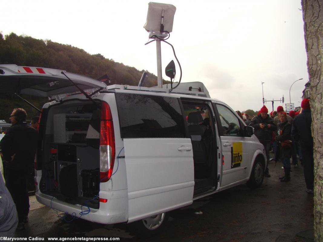 La presse est stationnée sur le quai face à la place. FranceInfo. Bonnets Rouges Quimper 2 nov. 2013.