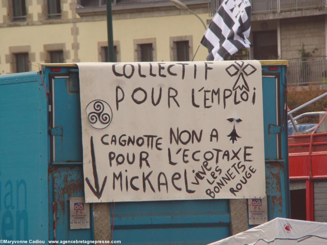 Panneaux et banderoles divers. Bonnets Rouges Quimper 2 nov. 2013.