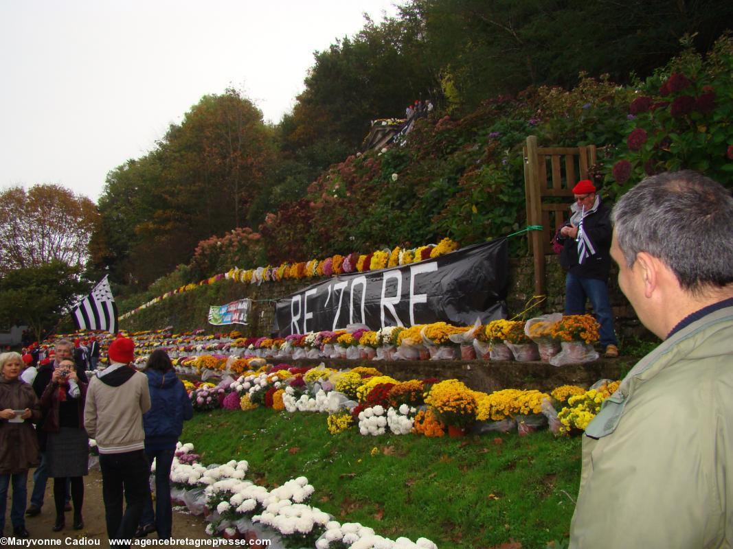 14 h 54. En bas du mont Frugy. Re ’zo re = Trop c’est trop. Et les chrysanthèmes en symbole des emplois perdus. Bonnets Rouges Quimper 2 nov. 2013.