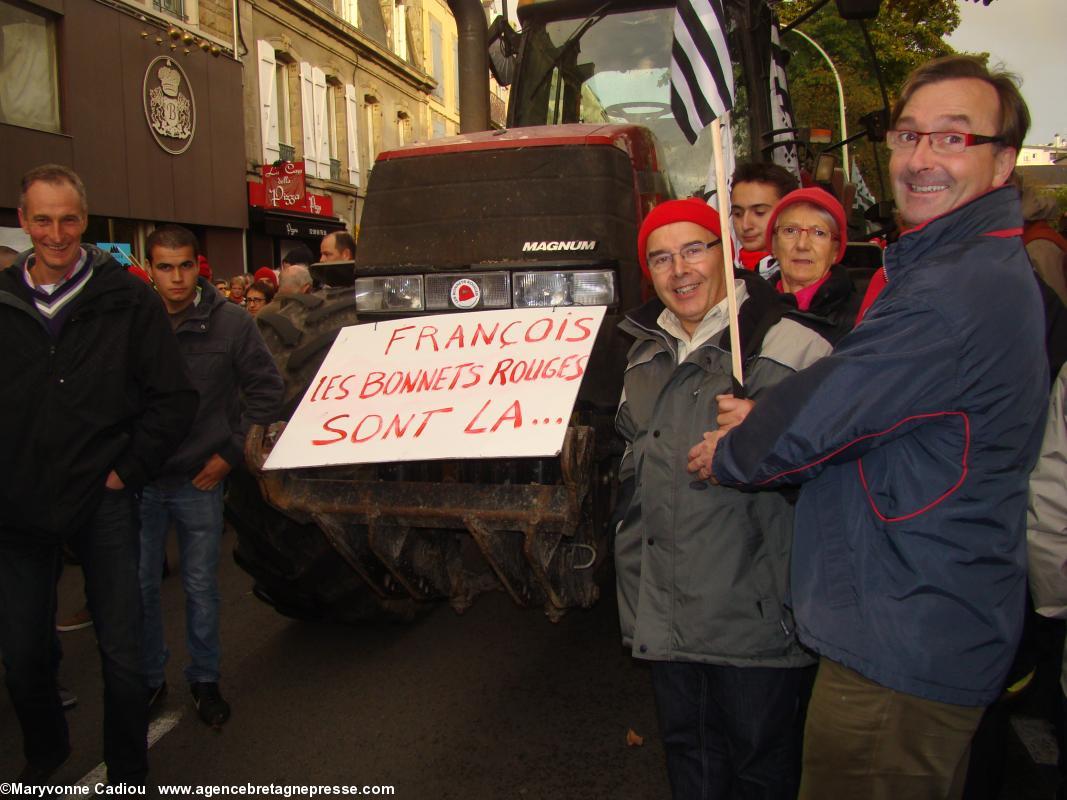 17 h 20. Merci au monsieur qui a arrêté le flot de retour de ville pour photo ! Bonnets Rouges Quimper 2 nov. 2013.