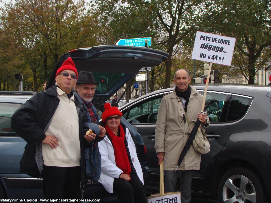 14 h. Des membres de Bretagne Réunie venus de Loire-Atlantique très tôt avec les panneaux pour la réunification, revendication indissociable de celle de l’emploi. Bonnets Rouges Quimper 2 nov. 2013.