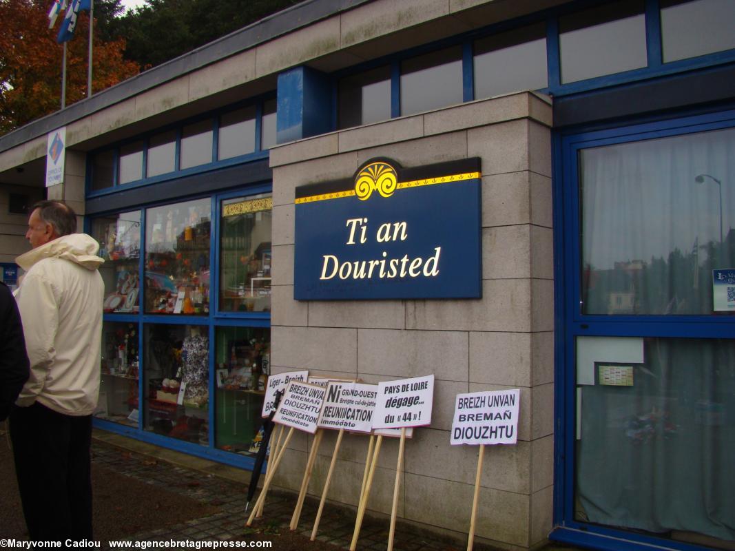 14 h 30. Les panneaux de Bretagne Réunie se sont arrachés devant l’Office du tourisme. Bonnets Rouges Quimper 2 nov. 2013.