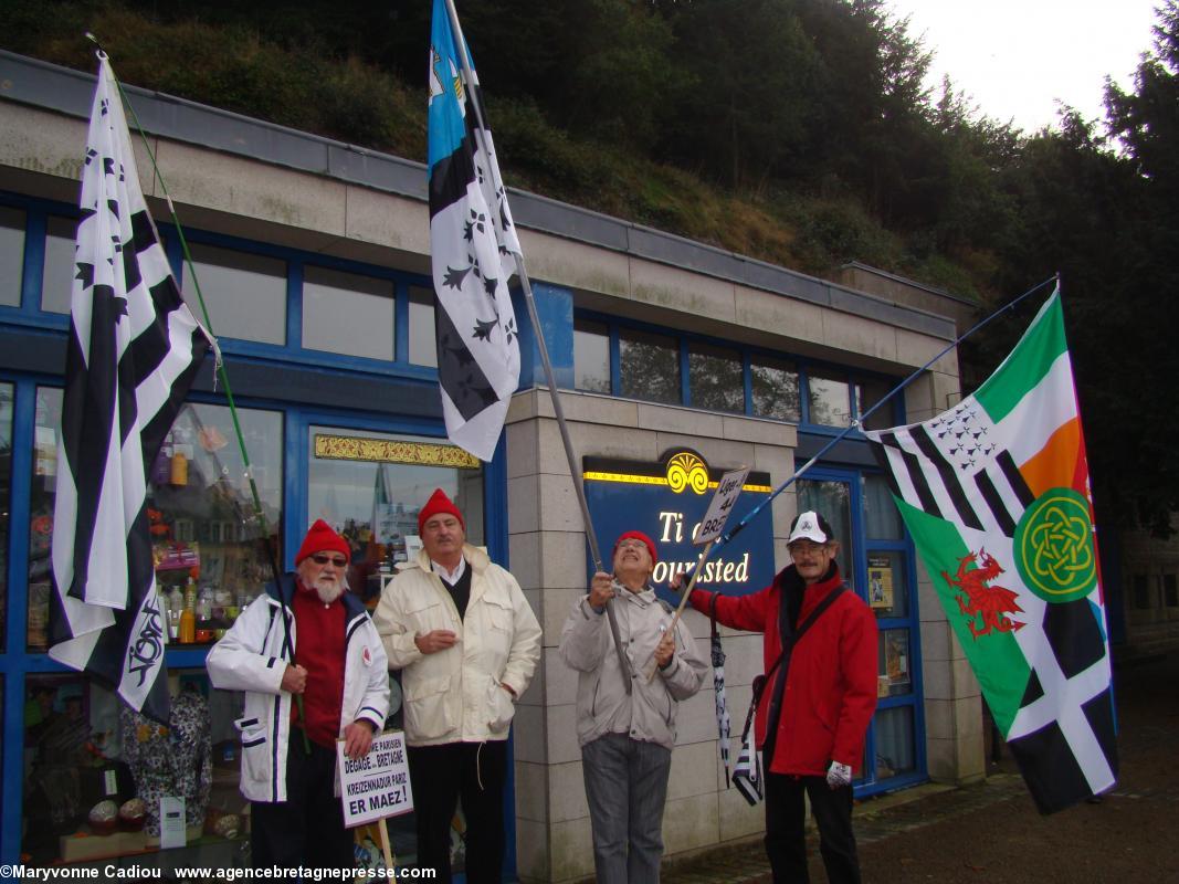 Multi-militants pour la Bretagne et membres de Bretagne Réunie. Michel Chauvin, J.-F Le Bihan (président), Patrick Lecat et le drapeau de Saint-Nazaire, Gi Keltiek et le drapeau interceltique. Bonnets Rouges Quimper 2 nov. 2013.