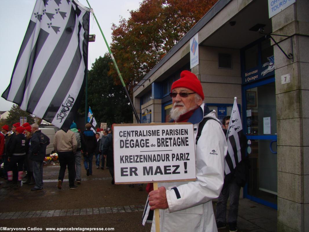 Michel Chauvin s’est servi. Bonnets Rouges Quimper 2 nov. 2013.