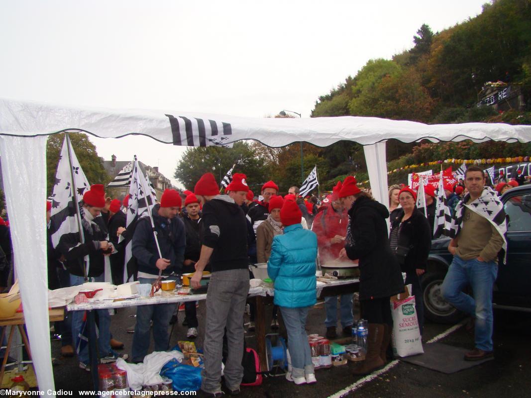 En attendant les discours, les crêpes. Bonnets Rouges Quimper 2 nov. 2013.