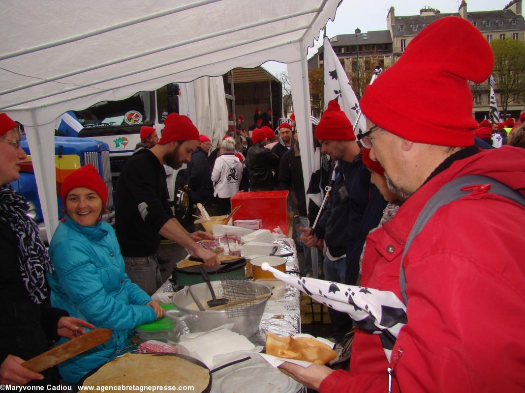 En attendant les discours, les crêpes. Bonnets Rouges Quimper 2 nov. 2013.