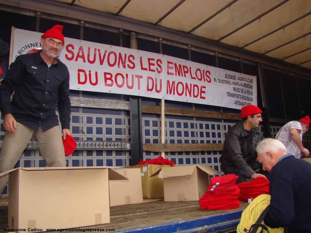 15 h. Puis la vente des bonnets se fait dans un camion proche. Bonnets Rouges Quimper 2 nov. 2013.