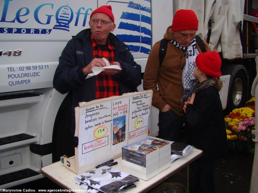 Surprise c’est Yoran Delacour, l’éditeur de Fouesnant. http://www.yoran-embanner.com/hst-bonnets-rouges.php . Il finit sa crêpe. Bonnets Rouges Quimper 2 nov. 2013.