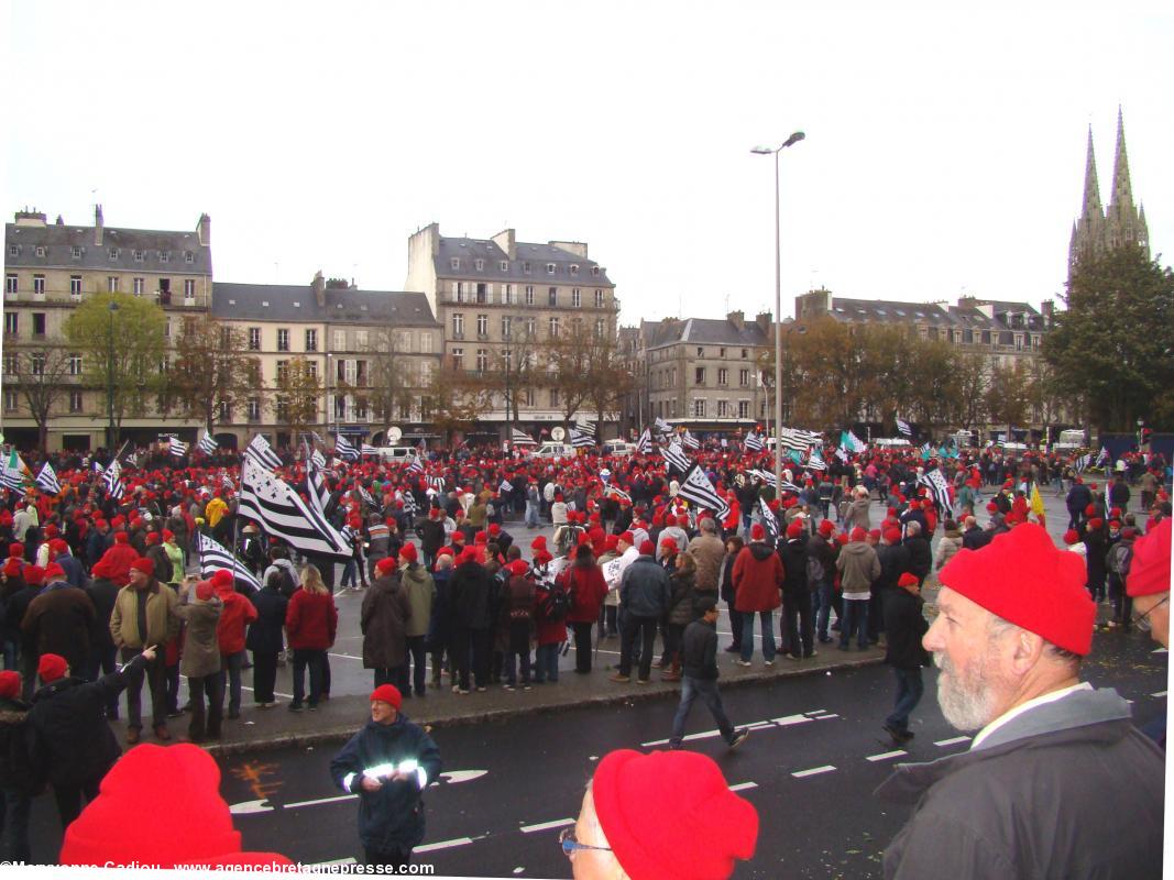 14 h 48. Vue générale avant les discours. À gauche un drapeau irlandais, à droite entre bonnet et cathédrale, un drapeau du Pays bigouden (jaune et rouge).