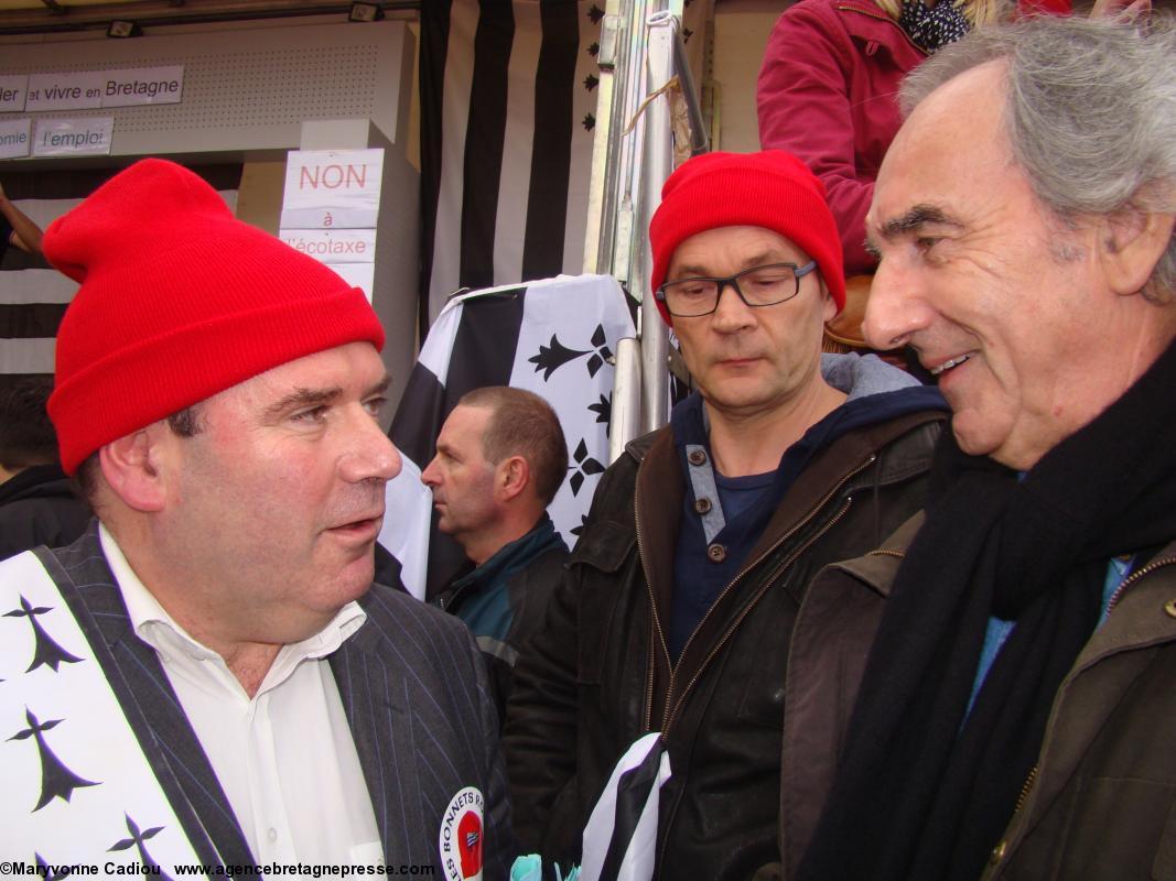 15 h 11. Patrick Mahé félicite Christian Troadec en bas du podium. Bonnets Rouges Quimper 2 nov. 2013.