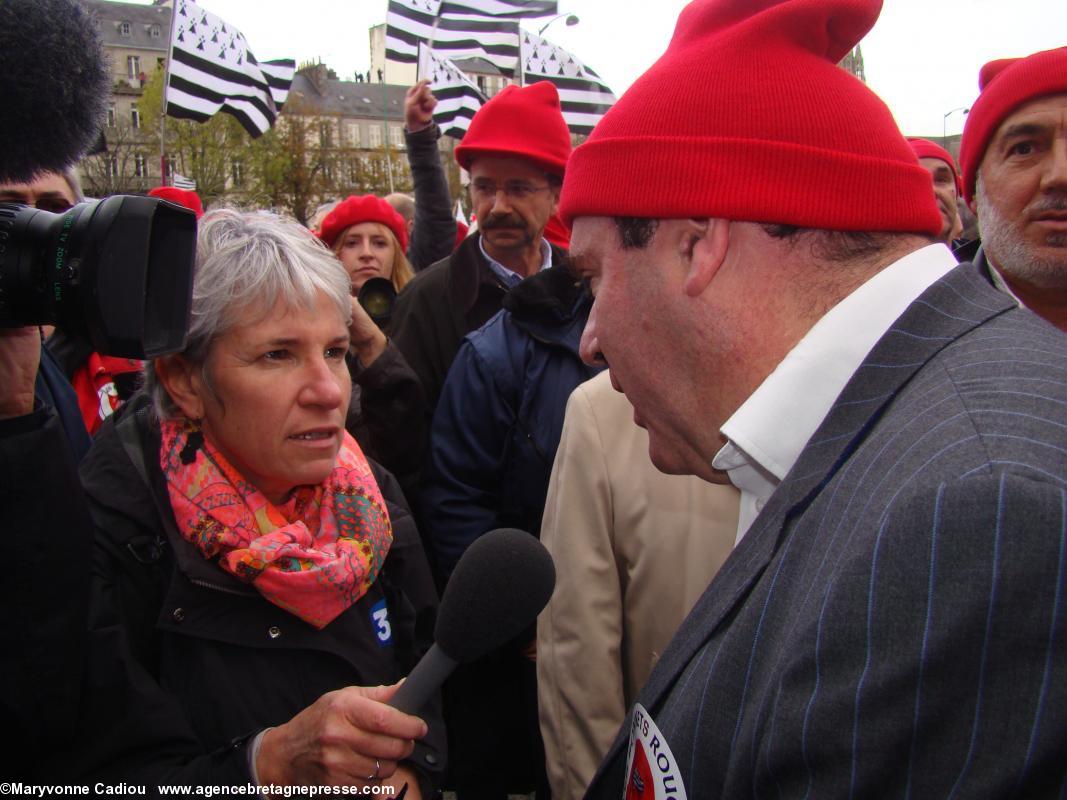 15 h 13. Une dernière interview de Christian Troadec au vol pour France 3. Bonnets Rouges Quimper 2 nov. 2013.