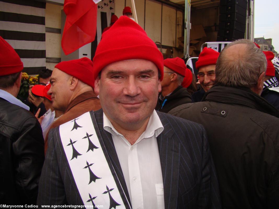 15 h 15. Christian Troadec avant de monter sur le podium. Bonnets Rouges Quimper 2 nov. 2013.