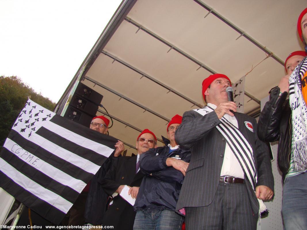 15 h 19. Sur le podium les discours vont commencer. Bonnets Rouges Quimper 2 nov. 2013.