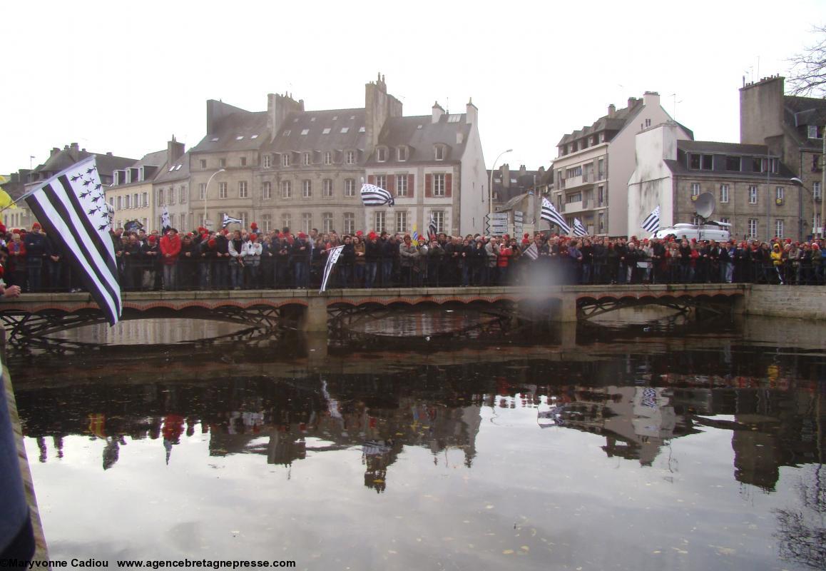 Vue panoramique en 5 photos de la densité de la foule sur les quais de l’Odet, ouest à est. De 15 h 48 à 16 h 15. Bonnets Rouges Quimper 2 nov. 2013.