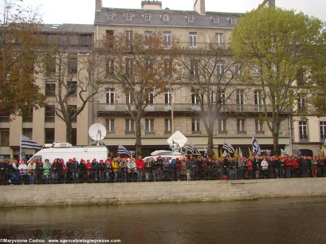 La foule sur les quais de l’Odet pendant les discours. Bonnets Rouges Quimper 2 nov. 2013.