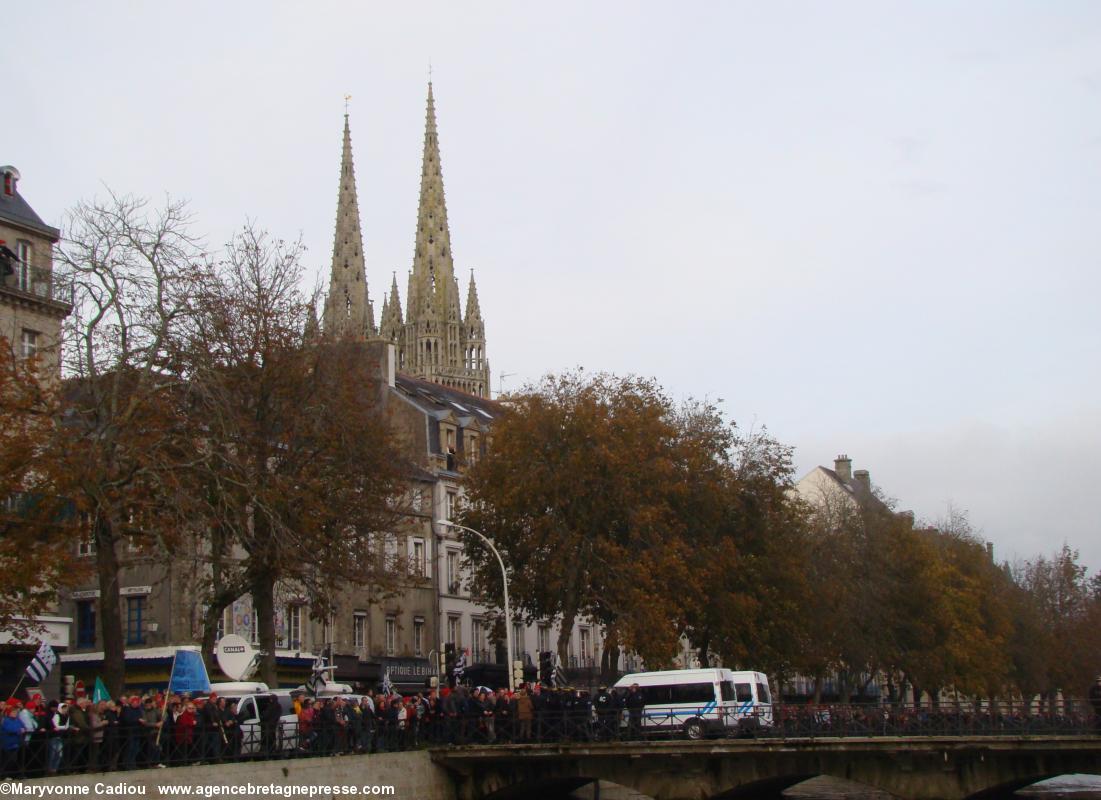 La foule sur les quais de l’Odet pendant les discours. Bonnets Rouges Quimper 2 nov. 2013.