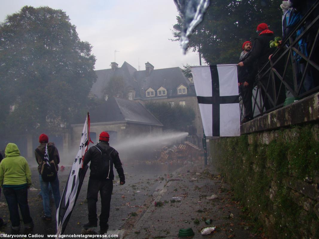 16 h 54 rue Sainte-Thérèse derrière la préfecture. Barricade et lances à eau en action à 17 h contre une poignée de provocateurs...