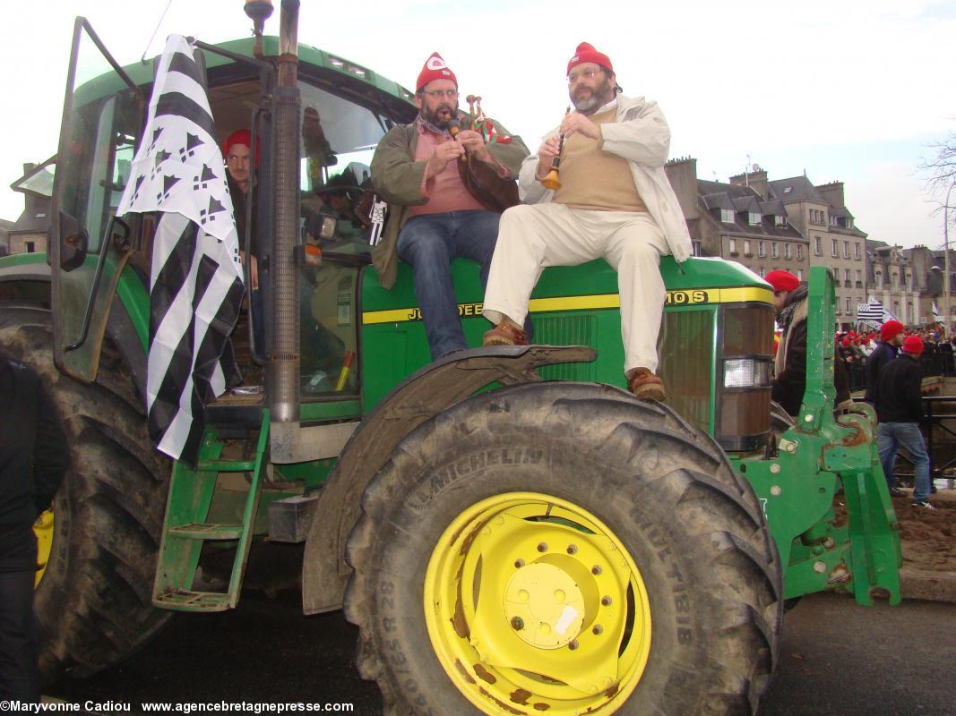 À 17 h de l’autre côté les sonneurs Ronan et Benoît jouent l’air de la “ marche pour faire pleurer la mariée”, traditionnel de noce du pays d’Auray, de circonstance à cause des gaz qui se répandent. Bonnets Rouges Quimper 2 nov. 2013.