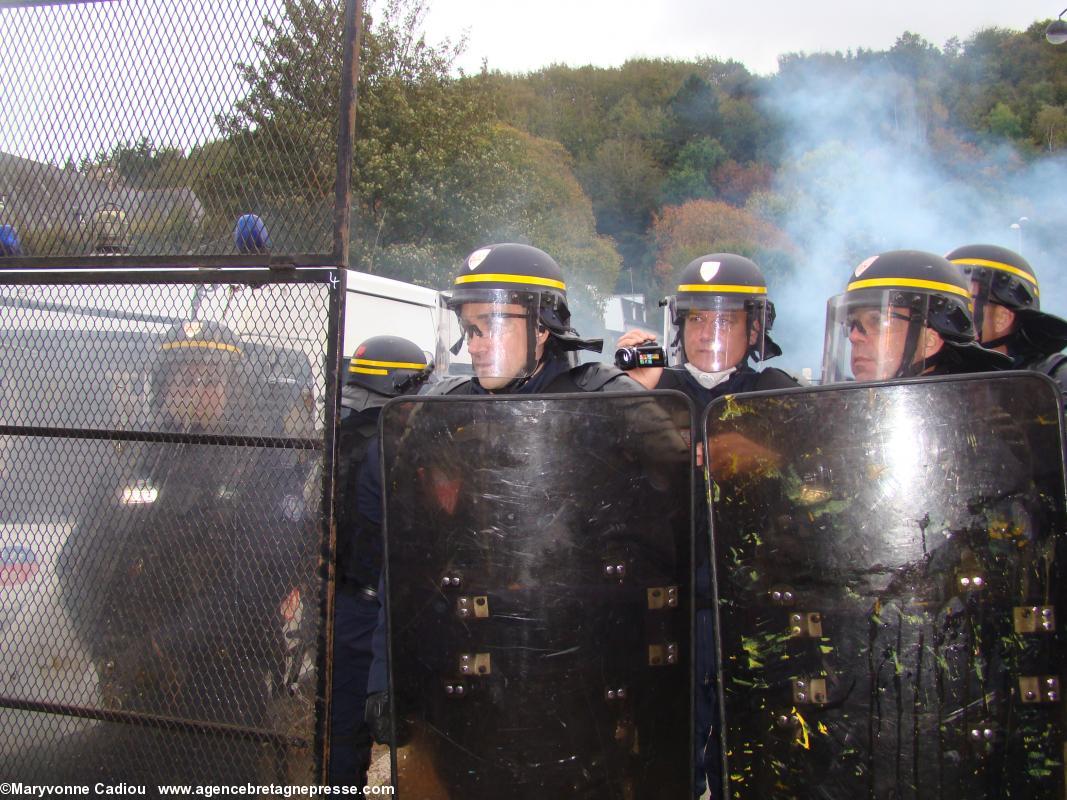 À 17 h 10 derrière les grilles, un CRS filme des gens pacifiques sur le quai. Bonnets Rouges Quimper 2 nov. 2013.