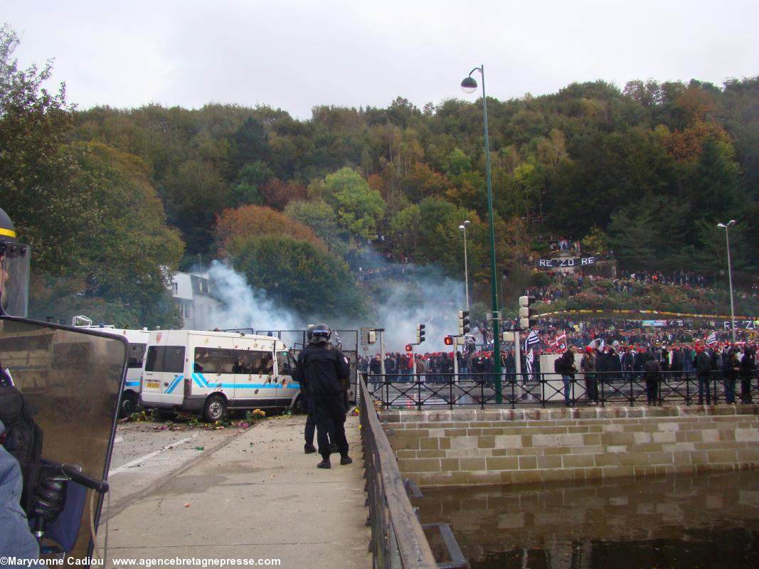 17 h 10. Vue vers le fond de la place côté préfecture, où “ça pète” un peu plus par le fait de quelques-uns. Bonnets Rouges Quimper 2 nov. 2013.