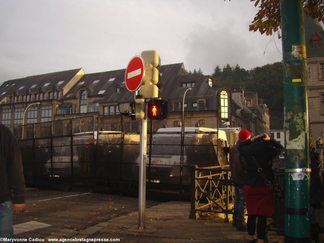 Le pont suivant vers l’Est est barricadé aussi (17 h 15). Bonnets Rouges Quimper 2 nov. 2013.