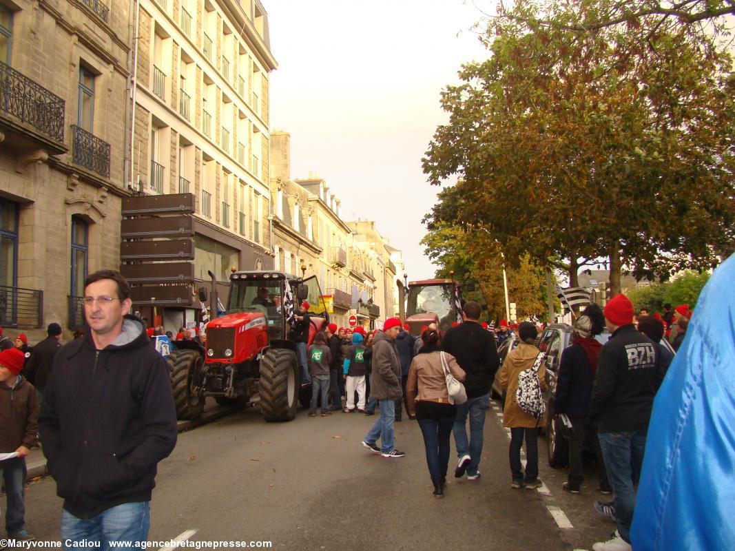 17 h 21. Le cortège rentre de ville accompagné de quelques tracteurs.