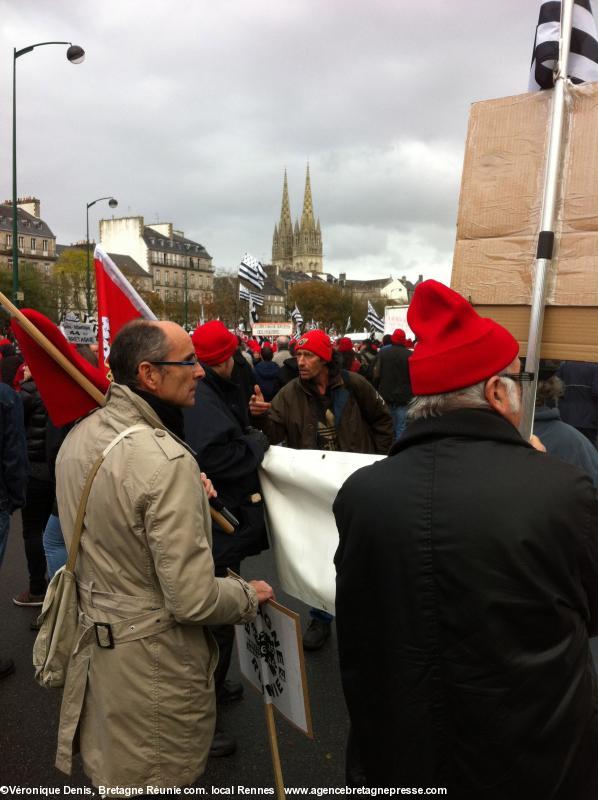 15 h 35. Paul Loret, allergique à la laine avait mis son bonnet rouge au mât de la pancarte. Bonnets Rouges Quimper 2 nov. 2013.