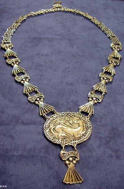 Le collier de l'Hermine en argent pur, réalisation de Pierre Toulhoat, gravé derrière l'hermine du nom de chaque Herminé.