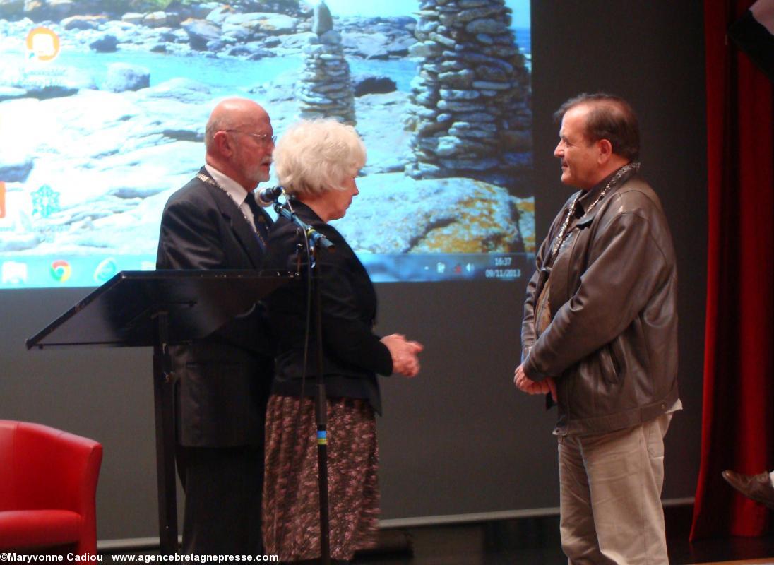 Martial Ménard a reçu son collier de Riwanon Kervella et Yves Lainé. (Hermines 2013).