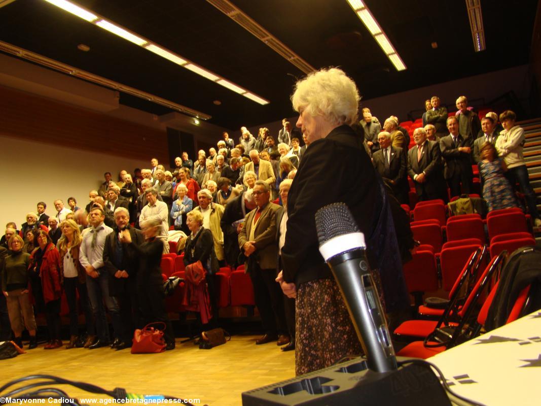 En fin de cérémonie tous debout pour le 