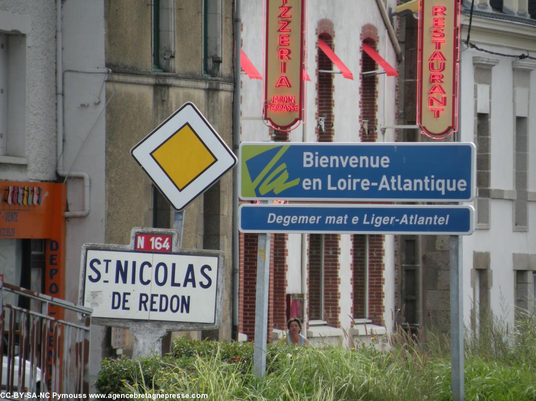 Arrivée à Saint-Nicolas de Redon avec le panneau mis en place par le Conseil général du temps de Patrick Mareschal.