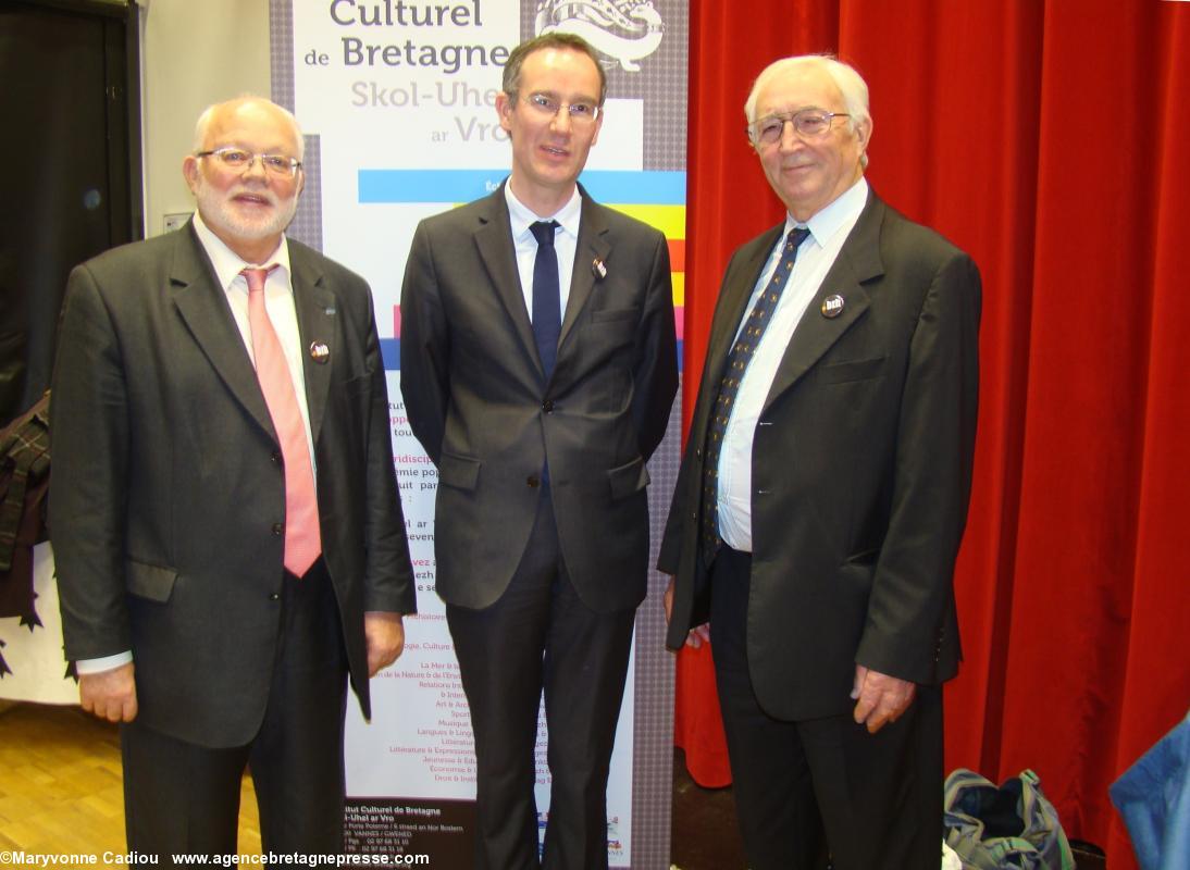 La médaille de l'ICB pour l'obtention du .bzh revient aussi à Christian Ménard, maire de Châteauneuf-du Faou et ancien député, et à Michel Baudin de Ploeven près de Douarnenez qui entourent David Lesvenan. (Hermines 2013).