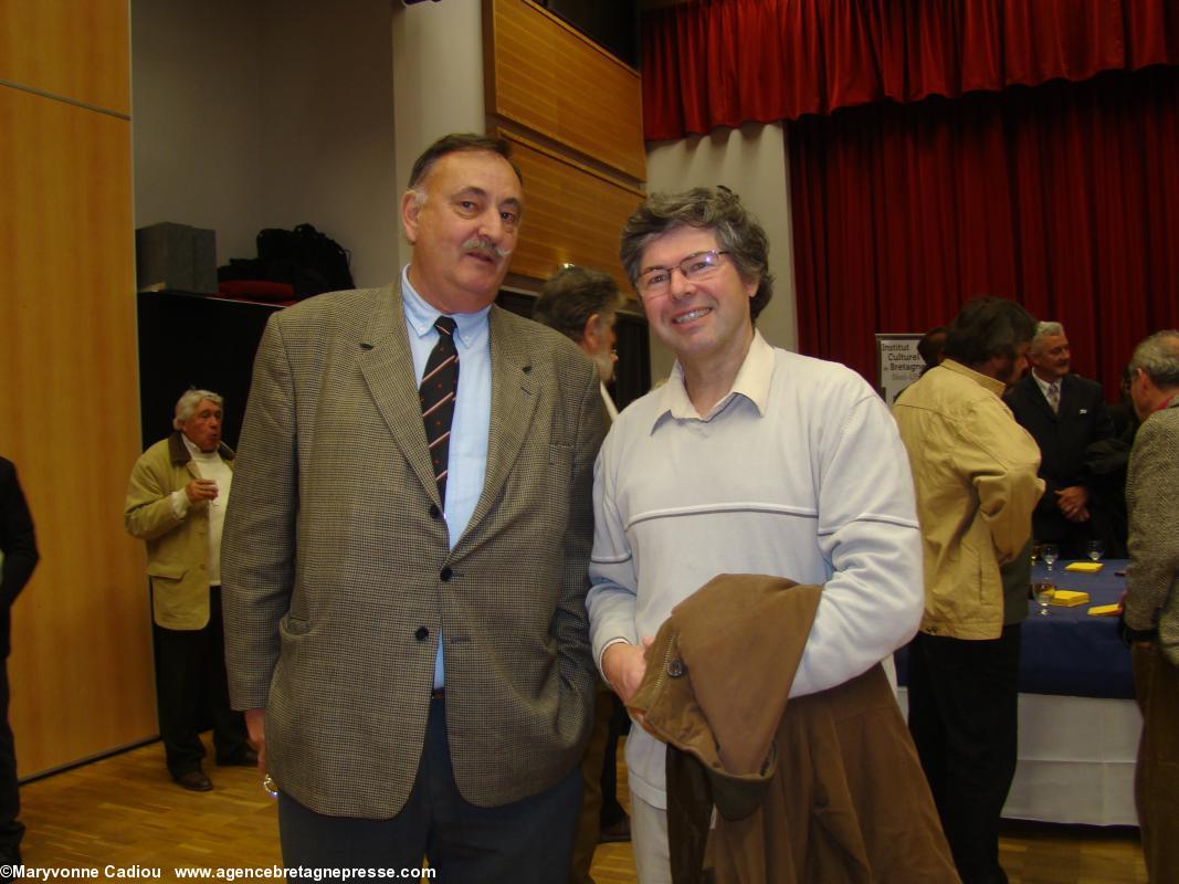 Quand deux présidents de Bretagne Réunie se retrouvent. Jean-François Le Bihan, l'actuel, et Émile Granville, un ancien. (Hermines 2013).