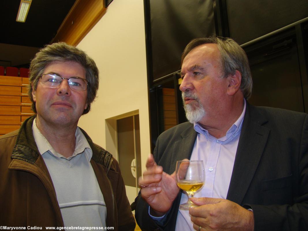 Émile Granville, conseiller municipal à Redon, discute avec Jean-Louis Fougère, maire de Saint-Nicolas de Redon. (Hermines 2013).