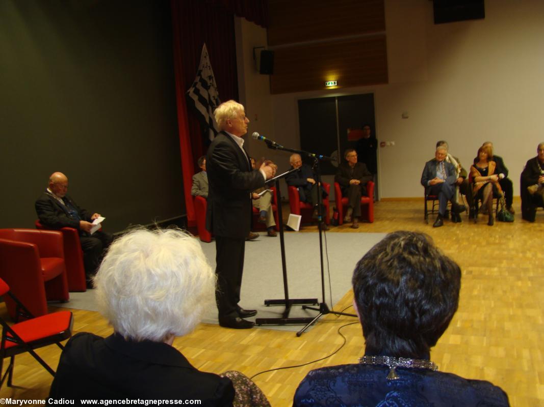 Yvon Mahé, conseiller général du canton et maire de Fégréac accueille les invités. (Hermines 2013).