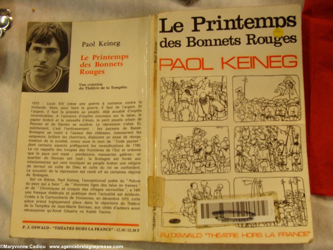 Une convive profite du temps du repas pour commenter la pièce de Paol Keineg. AG 2013 de Bretagne Réunie.