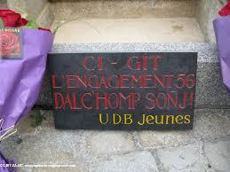 Dépôt d'une stèle à la mémoire de la promesse de François Hollande de ratifier la Charte européenne des langues régionale set minoritaires. Quimper, UDB Jeunes, avec le collectif Gauche bretonne, le 28 Septembre 2013.